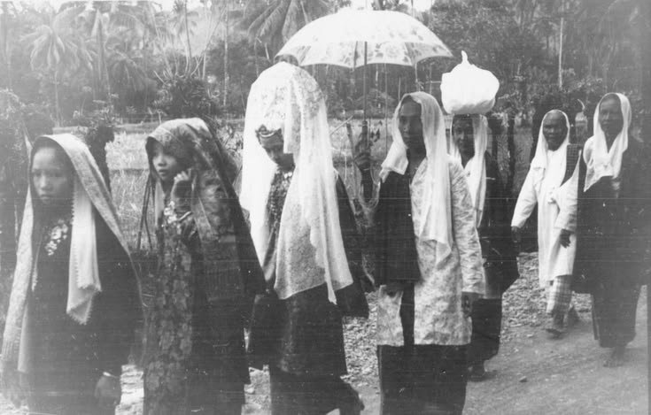 Kumpulan wanita Minangkabau dalam sebuah perhelatan, tahun tidak diketahui (KITLV)