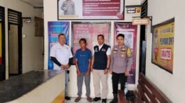 Foto: Pria yang sempat dituduh Begal Pocong bersama pihak kepolisian (Dok. Polsek Harau)