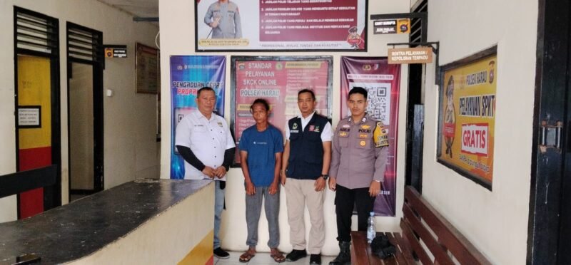 Foto: Pria yang sempat dituduh Begal Pocong bersama pihak kepolisian (Dok. Polsek Harau)