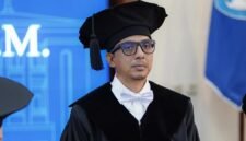 Foto: Zainal Arifin Mochtar saat pengukuhan guru besar (Dok. Instagram @zainalarifinmochtar)