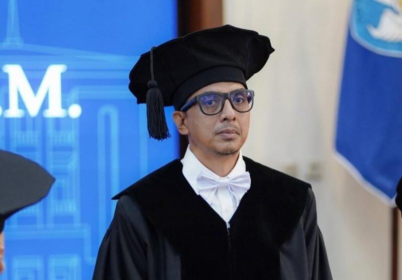 Foto: Zainal Arifin Mochtar saat pengukuhan guru besar (Dok. Instagram @zainalarifinmochtar)