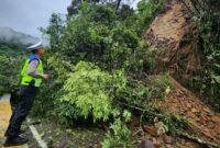 Foto: Kondisi material tanah menutupi jalan lintas Padang–Bukittinggi di kawasan Lembah Anai, dekat Jembatan Kembar, Padang Panjang. Peristiwa yang terjadi pada Rabu (24/6/2026)