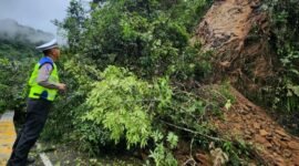 Foto: Kondisi material tanah menutupi jalan lintas Padang–Bukittinggi di kawasan Lembah Anai, dekat Jembatan Kembar, Padang Panjang. Peristiwa yang terjadi pada Rabu (24/6/2026)