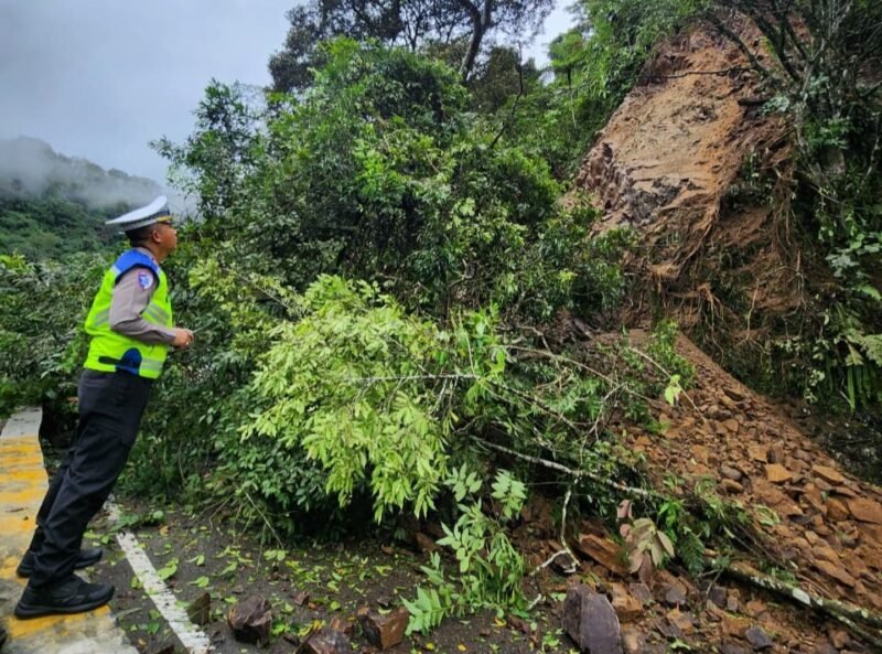 Foto: Kondisi material tanah menutupi jalan lintas Padang–Bukittinggi di kawasan Lembah Anai, dekat Jembatan Kembar, Padang Panjang. Peristiwa yang terjadi pada Rabu (24/6/2026)