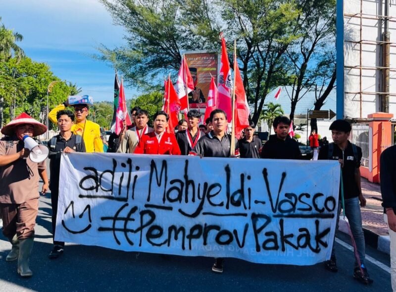 Foto: Massa Aksi di Kota Padang menuju Kantor Gubernur Sumbar, pada Kamis (25/6/2026)