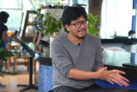Tangkapan layar Ferry Irwandi dalam channel YouTube Rhenald Khasali