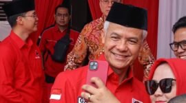 Ganjar Pranowo saat memperingati Upacara Peringatan Lahirnya Pancasila, di kawasan  Lapangan Masjid At-Taufiq, Jl. Lenteng Agung Raya, Jakarta Selatan