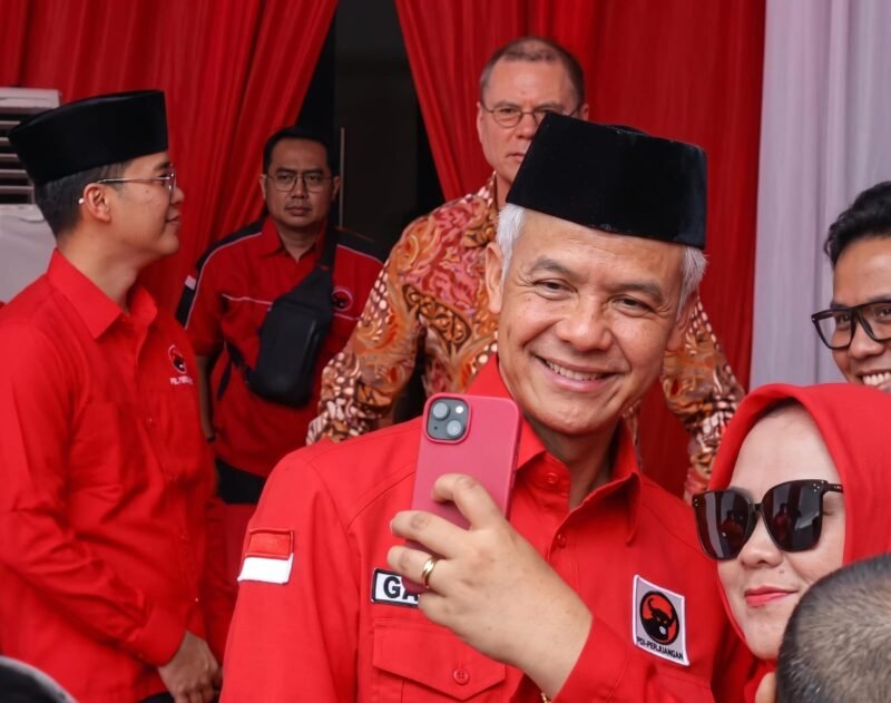 Ganjar Pranowo saat memperingati Upacara Peringatan Lahirnya Pancasila, di kawasan  Lapangan Masjid At-Taufiq, Jl. Lenteng Agung Raya, Jakarta Selatan