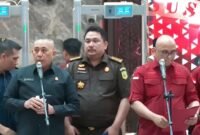 Dok. Plh Kapuspenkum Kejagung Mochamad Jeffry (kedua kiri) tampak berdiri mendampingi Direktur Penyidikan Jampidsus Kejagung Syarief Sulaeman Nahdi di tengah jalannya konferensi pers yang digelar pada Rabu (4/6).