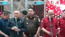 Dok. Plh Kapuspenkum Kejagung Mochamad Jeffry (kedua kiri) tampak berdiri mendampingi Direktur Penyidikan Jampidsus Kejagung Syarief Sulaeman Nahdi di tengah jalannya konferensi pers yang digelar pada Rabu (4/6).