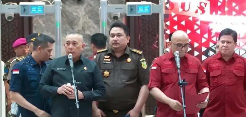 Dok. Plh Kapuspenkum Kejagung Mochamad Jeffry (kedua kiri) tampak berdiri mendampingi Direktur Penyidikan Jampidsus Kejagung Syarief Sulaeman Nahdi di tengah jalannya konferensi pers yang digelar pada Rabu (4/6).