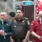 Dok. Plh Kapuspenkum Kejagung Mochamad Jeffry (kedua kiri) tampak berdiri mendampingi Direktur Penyidikan Jampidsus Kejagung Syarief Sulaeman Nahdi di tengah jalannya konferensi pers yang digelar pada Rabu (4/6).