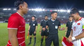Dok. kapten kedua kesebelasan sebelum memulai pertandingan