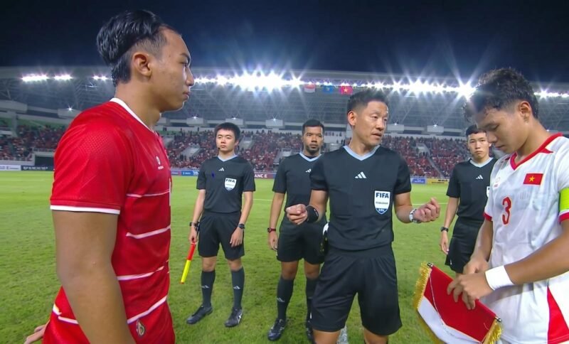 Dok. kapten kedua kesebelasan sebelum memulai pertandingan