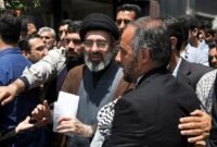 Foto: Mojtaba Khamenei ditengah keramaian (Dok. Associated Press Iran)