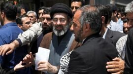 Foto: Mojtaba Khamenei ditengah keramaian (Dok. Associated Press Iran)