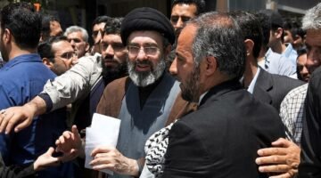 Foto: Mojtaba Khamenei ditengah keramaian (Dok. Associated Press Iran)