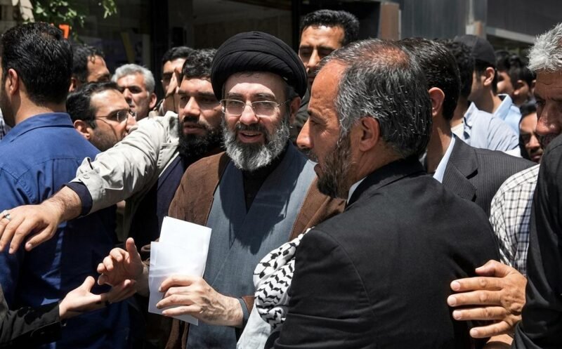 Foto: Mojtaba Khamenei ditengah keramaian (Dok. Associated Press Iran)