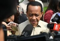 Foto: Bahlil Lahadalia saat diwawancarai wartawan (Instagram @bahlillahadalia)