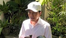Foto: Jokowi saat ditanyai perihal penangkapan Roy Suryo dan Dokter Tifa di kediamannya, di Kota Surakarta (Solo), Jum'at 19 Juni 2026