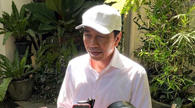 Foto: Jokowi saat ditanyai perihal penangkapan Roy Suryo dan Dokter Tifa di kediamannya, di Kota Surakarta (Solo), Jum'at 19 Juni 2026