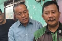 Foto: Sulis Agung Wibowo saat didatangi pihak Sudinhub Jaktim, Sabtu (20/6).