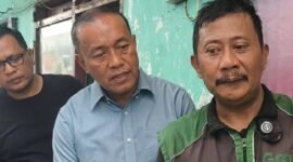 Foto: Sulis Agung Wibowo saat didatangi pihak Sudinhub Jaktim, Sabtu (20/6).