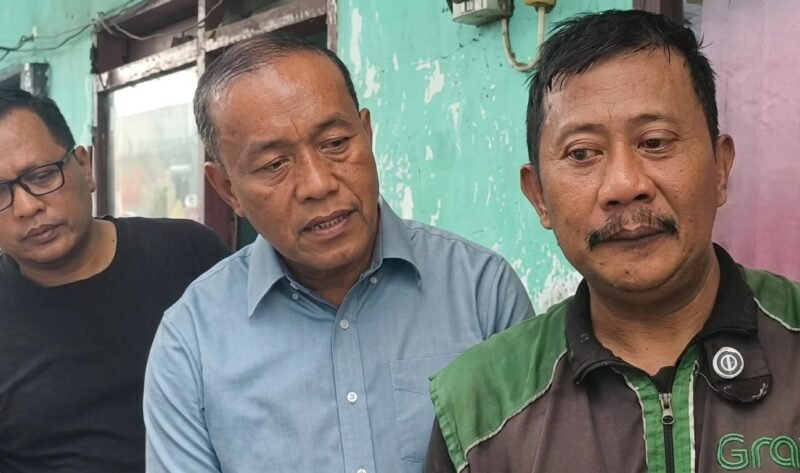 Foto: Sulis Agung Wibowo saat didatangi pihak Sudinhub Jaktim, Sabtu (20/6).