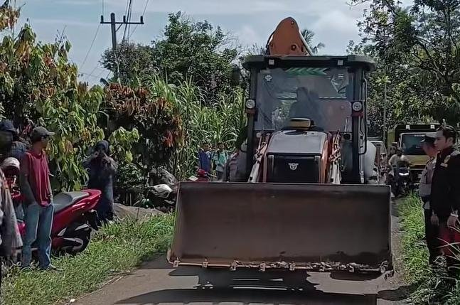 Foto: Alat Berat menuju lokasi perkara, di Nagari Sungai Kamuyang, Kecamatan Luak Kabupaten Lima Puluh Kota pada Kamis 18 Juni 2026