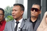 Foto: Ahmad Khozinudin ketika di hadapan awak media, Senin 22 Juni 2026