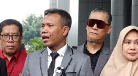 Foto: Ahmad Khozinudin ketika di hadapan awak media, Senin 22 Juni 2026