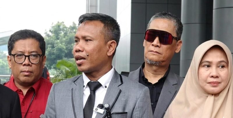 Foto: Ahmad Khozinudin ketika di hadapan awak media, Senin 22 Juni 2026
