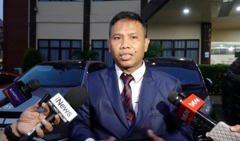 Foto: Ahmad Khozinudin, Kuasa Hukum Roy Suryo saat diwawancarai wartawan (Sabtu 20 Juni 2026)