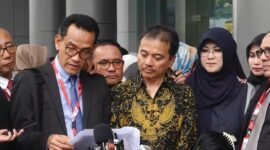 Foto: Refly Harun, Dokter Tifa, dan Roy Suryo, pasca dikabulkannya penangguhan penahanan oleh Kajari Jaksel, Senin 22 Juni 2026 (Dok. Kompas)
