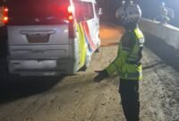 Foto: Petugas kepolisian di kawasan Lembah Anai, tempat terjadinya Longsor, tengah mengatur lalulintas