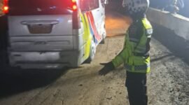 Foto: Petugas kepolisian di kawasan Lembah Anai, tempat terjadinya Longsor, tengah mengatur lalulintas