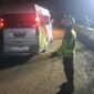 Foto: Petugas kepolisian di kawasan Lembah Anai, tempat terjadinya Longsor, tengah mengatur lalulintas