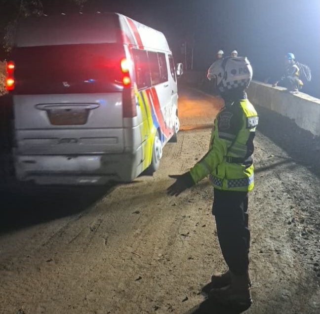 Foto: Petugas kepolisian di kawasan Lembah Anai, tempat terjadinya Longsor, tengah mengatur lalulintas