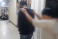 Foto: Terduga pelaku residivis curanmor yang merupakan pasutri saat diamankan oleh kepolisian, Kamis (11/6/2026).