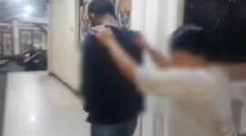 Foto: Terduga pelaku residivis curanmor yang merupakan pasutri saat diamankan oleh kepolisian, Kamis (11/6/2026).