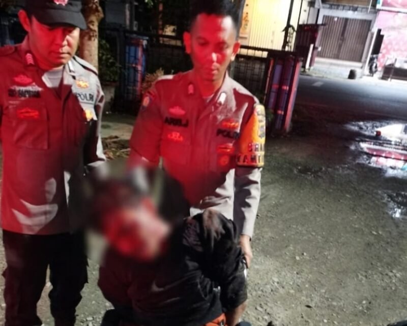 Foto: Personil piket Polsek Harau saat mengamankan terduga pelaku pencurian di Jorong Simpang Ampek, Nagari Koto Tuo, Kecamatan Harau, Kabupaten Lima Puluh Kota, Rabu malam, 24 Juni 2026 (Dok. Polsek Harau)