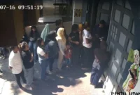 Tangkapan Layar CCTV Lapas Kelas II A Banyuwangi ketika petugas memberhentikan wanita selundupkan narkoba ke warga binaan. (Dok. Istimewa)