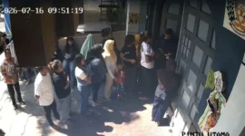 Tangkapan Layar CCTV Lapas Kelas II A Banyuwangi ketika petugas memberhentikan wanita selundupkan narkoba ke warga binaan. (Dok. Istimewa)