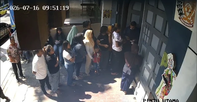 Tangkapan Layar CCTV Lapas Kelas II A Banyuwangi ketika petugas memberhentikan wanita selundupkan narkoba ke warga binaan. (Dok. Istimewa)