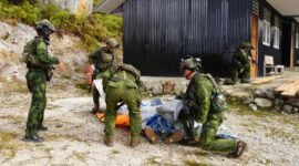 Foto: Prajurit Koops Habema menjalankan evakuasi jenazah pilot PT AMA, Nicholas F. Goselin yang tewas ditembak milisi TPNPB-OPM, di Lapangan Terbang Ipdeheik, Distrik Sobaham, Kabupaten Yahukimo, Papua Pegunungan pada Jumat, 3 Juli 2026. (Dok Penerangan Koops Habema)