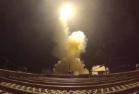Sebuah proyektil ditembakkan dalam apa yang disebut Komando Pusat AS (CENTCOM) sebagai serangan terhadap Iran, dalam tangkapan layar yang diambil dari video selebaran yang dirilis (US Central Command/Handout via Reuters)