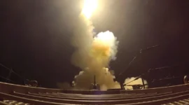 Sebuah proyektil ditembakkan dalam apa yang disebut Komando Pusat AS (CENTCOM) sebagai serangan terhadap Iran, dalam tangkapan layar yang diambil dari video selebaran yang dirilis (US Central Command/Handout via Reuters)