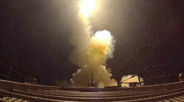 Sebuah proyektil ditembakkan dalam apa yang disebut Komando Pusat AS (CENTCOM) sebagai serangan terhadap Iran, dalam tangkapan layar yang diambil dari video selebaran yang dirilis (US Central Command/Handout via Reuters)