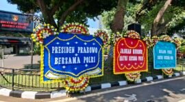 Foto: Deretan karangan bunga berisi dukungan kepada Polri di depan Gedung Direktorat Reserse Kriminal Khusus (Ditreskrimsus) Polda Metro Jaya (Dok. KOMPAS.com/Ridho Danu Prasetyo)