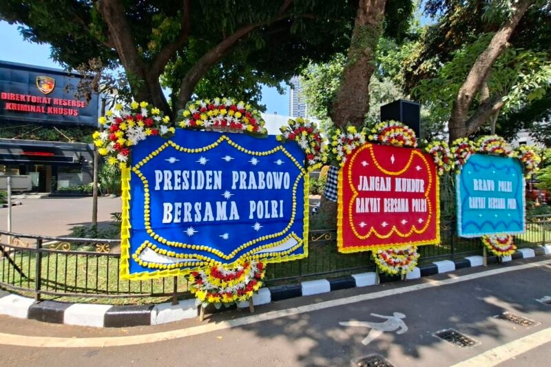 Foto: Deretan karangan bunga berisi dukungan kepada Polri di depan Gedung Direktorat Reserse Kriminal Khusus (Ditreskrimsus) Polda Metro Jaya (Dok. KOMPAS.com/Ridho Danu Prasetyo)
